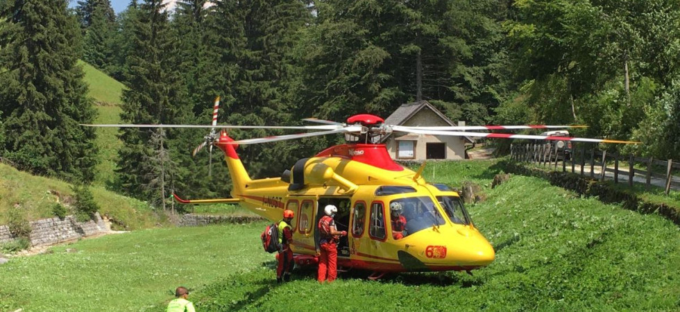 Fungaiola di 83 anni scivola nel bosco e sbatte la testa, trovata dopo ore dal soccorso alpino